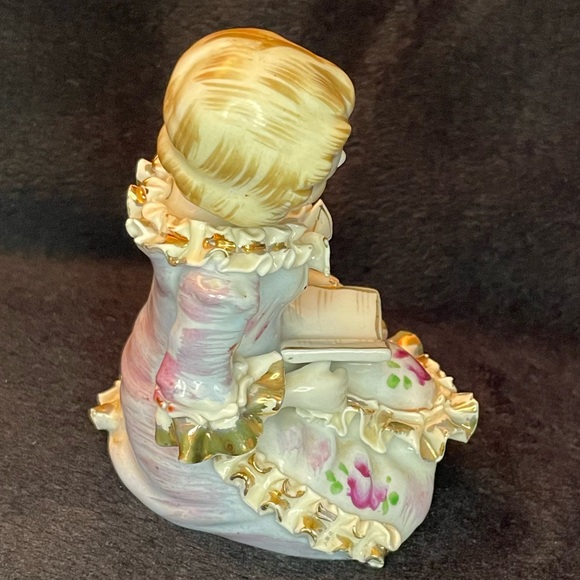 Antique (1900-1940) Porcelain Figurine Seated Girl Reading a Book Made in Japan - Picture 7 of 9